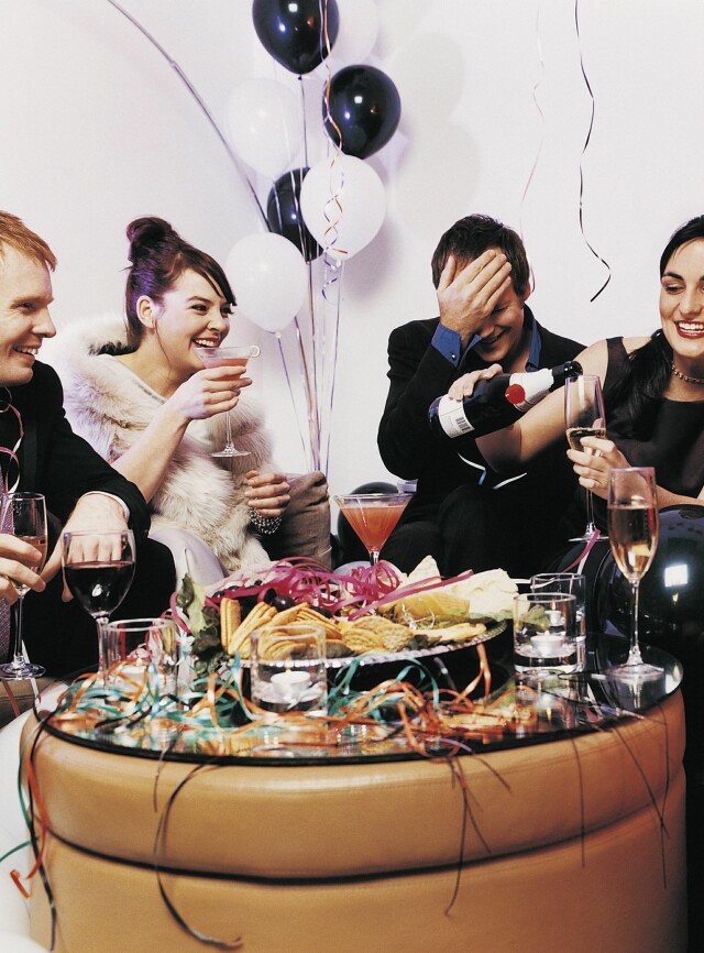 Dersom du kaster deg over dip-bollen kan du like gjerne kysse alle på festen. Foto: All over press Dersom du kaster deg over dip-bollen kan du like gjerne kysse alle på festen. Foto: All over press